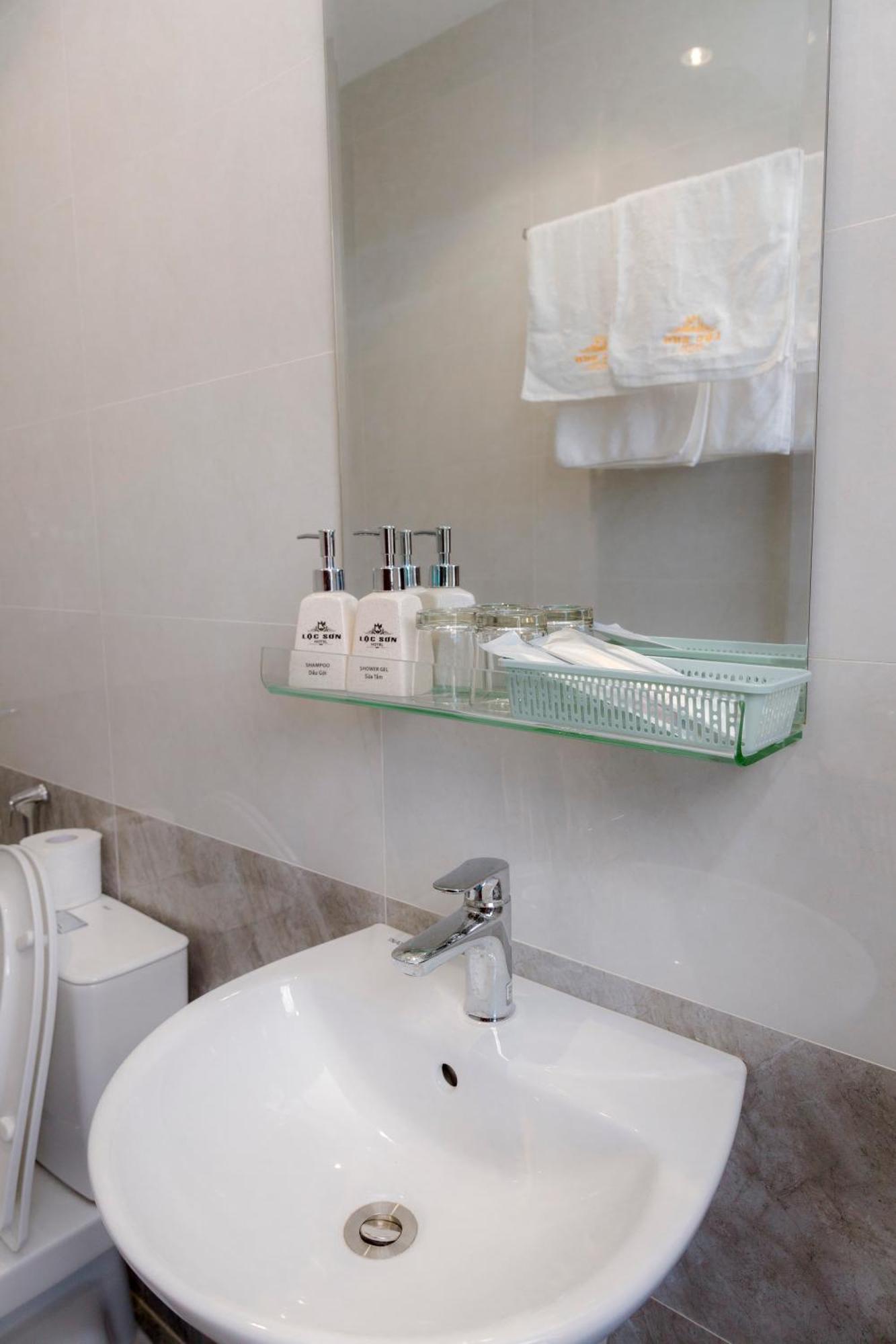 Loc Son Hotel Buôn Ma Thuột Exteriör bild